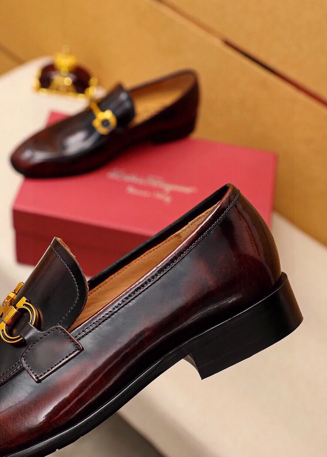 Men's shoes 💰520 💐 Product trademark: Ferragamo "Ferragamo" casual leather shoes Regular size: 38-44 (45🉑️customized) Product materials: Selected imported first-layer open-edge beaded cowhide upper + original hardware buckle, imported water-dyed cowhide leather lining. Strong three-dimensional visual effect, combined outsole Color: 3⃣️colors available